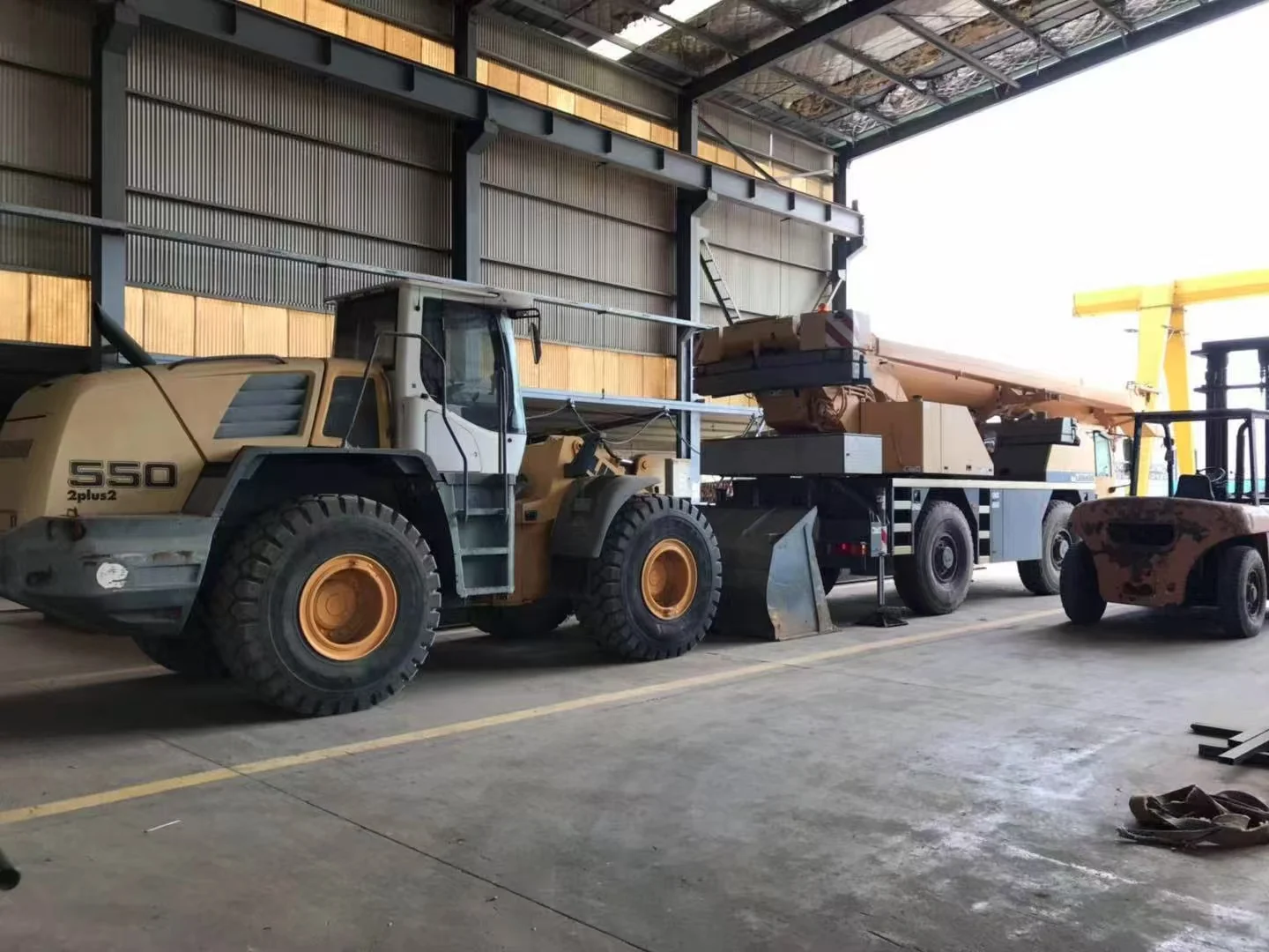 Wheel loader and mobile crane
